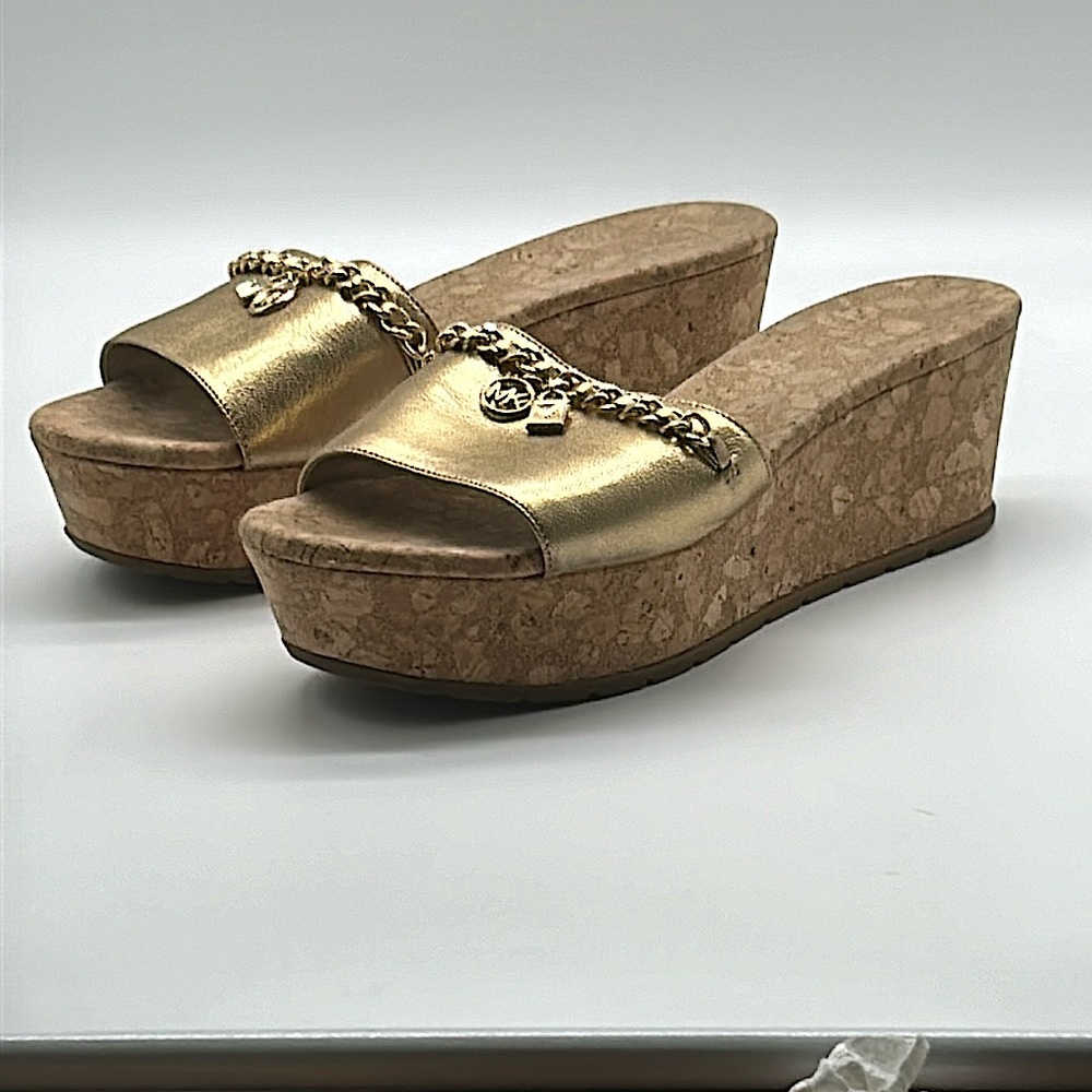 Hi ladies, these lovely gold pumps are in excellent condition, I loved them. 🥰